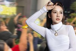 Hàng trăm fan Trung Quốc vây kín xe tiễn Chi Pu ra về, hát vang một ca khúc tiếng Việt