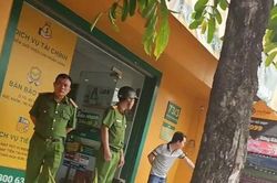 Người dân vây bắt cô gái nghi cướp cửa hàng F88 ở TPHCM
