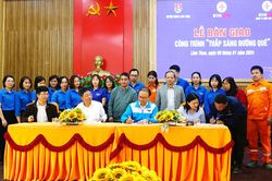 Bàn giao công trình 'Thắp sáng đường quê'