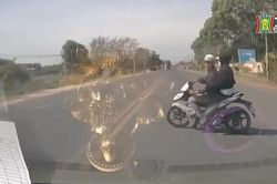 Xe máy gặp tai nạn vì chuyển hướng không quan sát