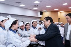 Thủ tướng thăm, tặng quà cho công nhân có hoàn cảnh khó khăn tại Hải Dương
