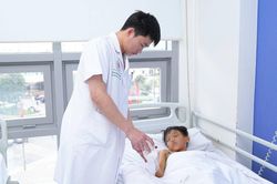 Bé trai 12 tuổi bị dập nát tay vì nghịch pháo