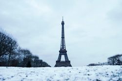 Tuyết phủ trắng xóa Paris, hàng ngàn xe bị mắc kẹt