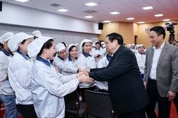 Thủ tướng: Không để ai không có tết, không ai bị bỏ lại phía sau