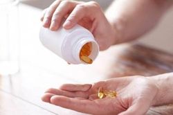 Dùng thực phẩm chức năng nhiều mong khỏe, người phụ nữ đột quỵ