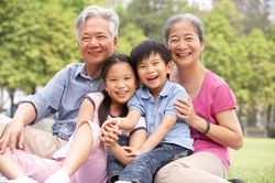 Lý do trẻ thích gần gũi ông bà hơn cha mẹ