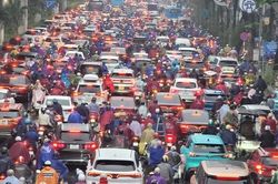 Gần trưa, người Hà Nội vẫn chật vật 'vượt' mưa lạnh và ùn tắc để đến công sở