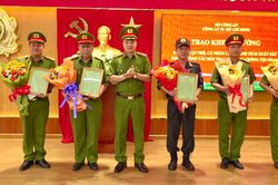 Thưởng nóng cho lực lượng khám phá nhanh vụ án 'giết người, cướp tài sản'