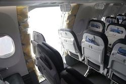 Hé lộ nguyên nhân khiến chiếc Boeing 737 bung cửa khi đang bay