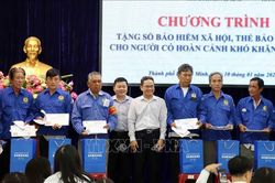 Trao tặng sổ bảo hiểm xã hội, thẻ bảo hiểm y tế cho người nghèo