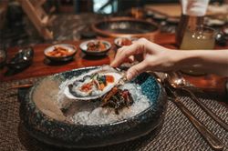 Omakase: Khi giới trẻ chi cả tháng lương cho một bữa ăn không được chọn món, mỗi phần chỉ bé bằng ngón tay