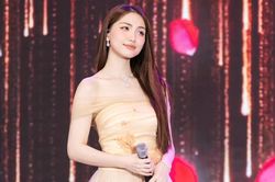 Hòa Minzy kiểm tra âm thanh ngay trên sân khấu biểu diễn: 'Vì tôi hát live'