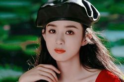Triệu Lệ Dĩnh vướng vào nghi vấn có tin vui ngay ngày đầu năm mới chỉ vì một hành động đáng ngờ