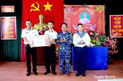 Thăm, tặng quà Tết cho cán bộ, chiến sĩ đảo An Bang
