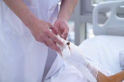 Lên mạng học tự chế pháo nổ, nam sinh bị dập nát bàn tay