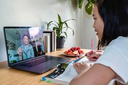 Đại học không được phép đào tạo từ xa ngành sư phạm là quy định đúng đắn