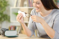 Những sai lầm tai hại khi vệ sinh kính mắt