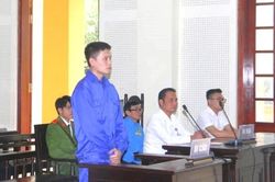 Phó giám đốc dùng dao cướp ngân hàng lĩnh án 4 năm tù