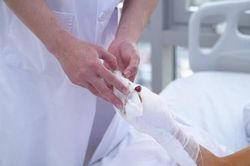 Tự chế pháo chơi Tết, bé 12 tuổi bị dập nát tay