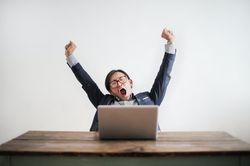9 dấu hiệu cho thấy cơ thể bạn đang thiếu ngủ