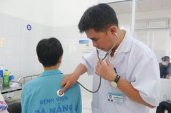 Cứu sống nam sinh lớp 10 bị đứt lìa phế quản gốc phổi trái