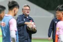 HLV Troussier chỉ chốt danh sách đội tuyển Việt Nam vào giờ chót