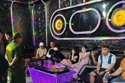 Công an đột kích bắt nhóm 'bay lắc' trong quán karaoke lúc nửa đêm