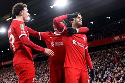 Liverpool ngược dòng thắng Fulham ở bán kết cúp Liên đoàn