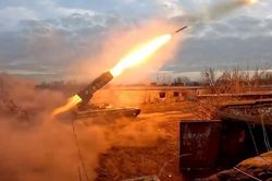 Phòng không Ukraine kiệt sức vì Nga liên tiếp 'dội mưa' tên lửa và UAV