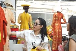 Dịch vụ cho thuê áo dài chụp ảnh đắt khách những ngày cận Tết