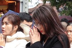 Phủ Tây Hồ đông nghẹt, người Hà Nội dầm mưa đi lễ mùng 1 cuối cùng của năm