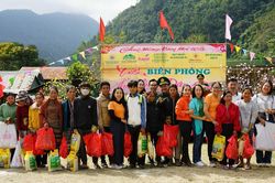 Thắm tình Việt - Lào qua chương trình 'Xuân biên phòng - Ấm lòng dân bản'