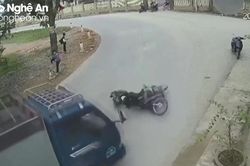 2 học sinh đi xe máy vào cua nhanh, lao thẳng vào đầu xe tải