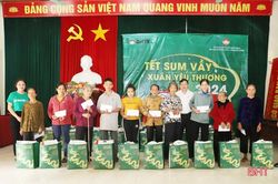 Hơn 400 suất quà tết đến với hộ nghèo, hoàn cảnh khó khăn