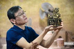 Bên trong xưởng sản xuất ấn Rồng dát vàng phục vụ Tết Giáp Thìn 2024
