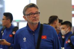 Đằng sau hợp đồng dài hạn của HLV Troussier