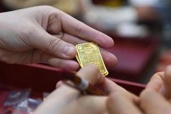Giá vàng lao dốc mạnh, người mua đứng ngồi không yên