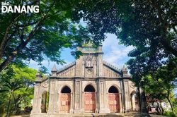 Độc đáo nhà thờ cổ Tùng Sơn