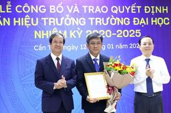 Bộ trưởng Bộ GD & ĐT trao quyết định Hiệu trưởng trường ĐH Cần Thơ