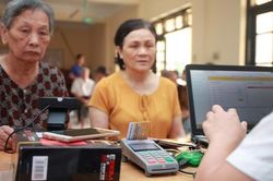 Chi trả trợ cấp an sinh xã hội không dùng tiền mặt cho hơn 1 triệu người dịp Tết Nguyên đán Giáp Thìn 2024