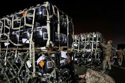Mỹ xác nhận tạm dừng viện trợ quân sự, Anh đổ thêm tiền để Ukraine mua UAV