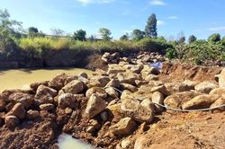 Gia Lai: Hàng trăm khối đá Bazan trong vườn nhà dân bị khai thác trái phép