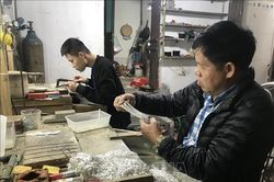 Làng nghề vàng bạc hàng trăm năm tuổi thích ứng với thị trường