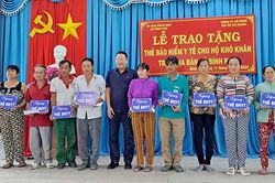 Trao 103 thẻ bảo hiểm y tế cho người dân và học sinh hoàn cảnh khó khăn