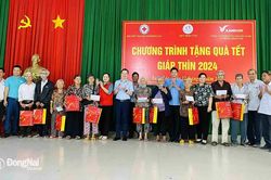 Trao 800 suất quà cho hộ nghèo, gia đình có hoàn cảnh khó khăn tại Xuân Lộc, Cẩm Mỹ