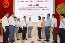Chủ tịch UBND tỉnh Nguyễn Tấn Tuân đối thoại với nông dân
