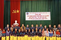 Cục Hải quan Lào Cai trao tặng 300 áo khoác ấm cho học sinh xã Tả Phìn