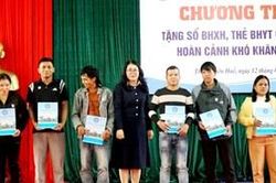 Tặng sổ bảo hiểm xã hội, thẻ bảo hiểm y tế cho người dân huyện Nam Đông