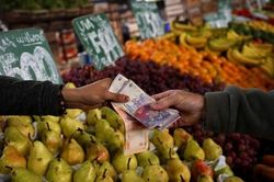Siêu lạm phát ở Argentina vượt mức 200%