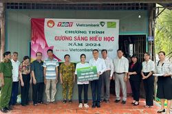 Đồng Tháp: Trao học bổng Gương sáng hiếu học tặng sinh viên Lê Thị Anh Thư